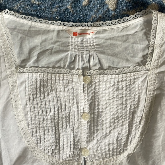 L&Beautiful white button down blouse, (size S) - Picture 2 of 3